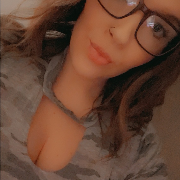 Meet your Posher, Kelcy! 💕 - Picture 7 of 8